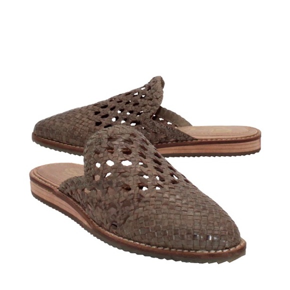 SBICCA Women's Taupe Leather Woven Weave Almond Toe BRISTOL Mules 10 - Picture 1 of 7